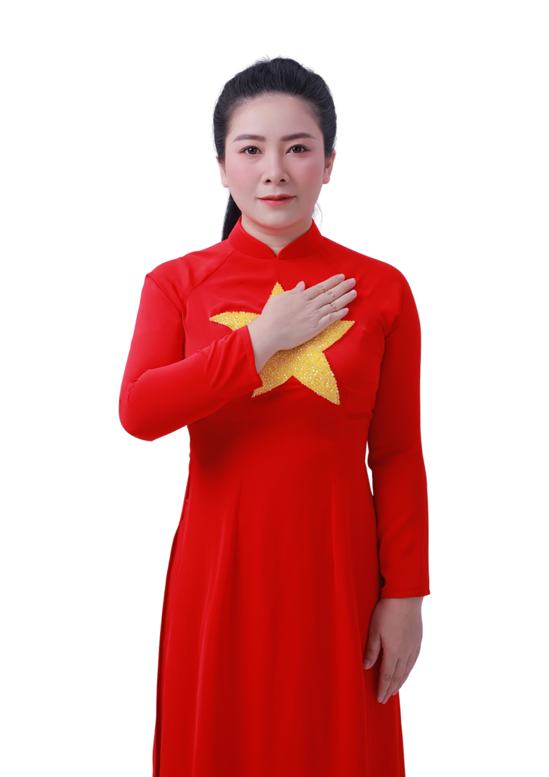 Chân dung Đỗ Trương San San trong tà áo dài đỏ
