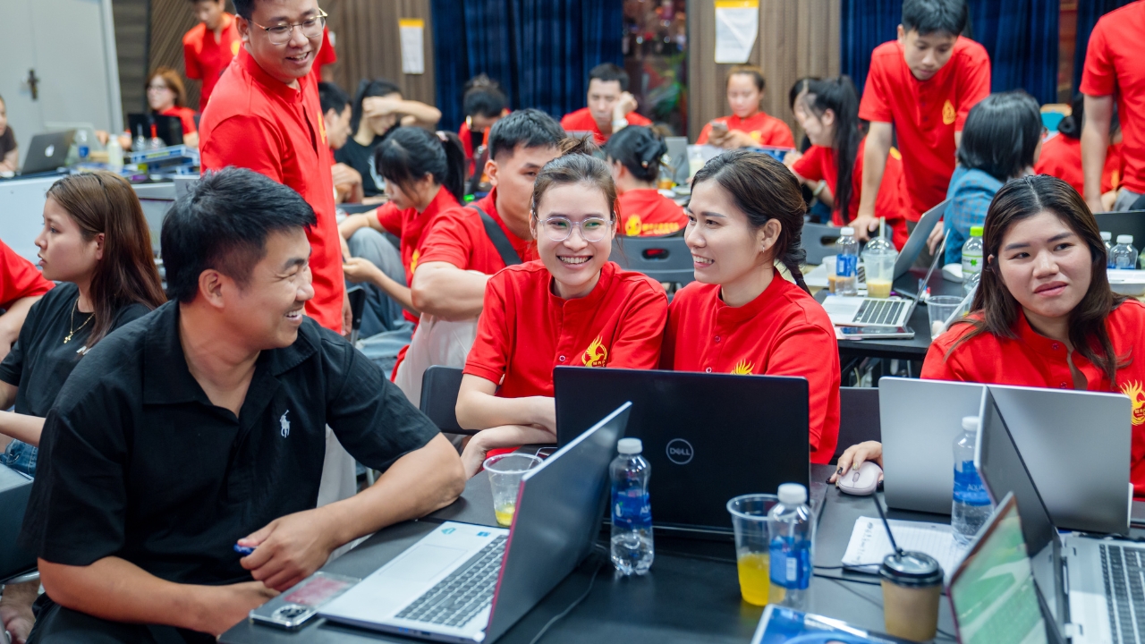 Học viên làm việc nhóm trong một chương trình của San Trương